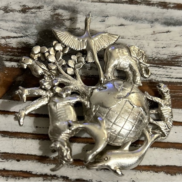 AJC Vintage Brooch Multiple Animals Around the World Earth Planet Silver Tone - Picture 4 of 9